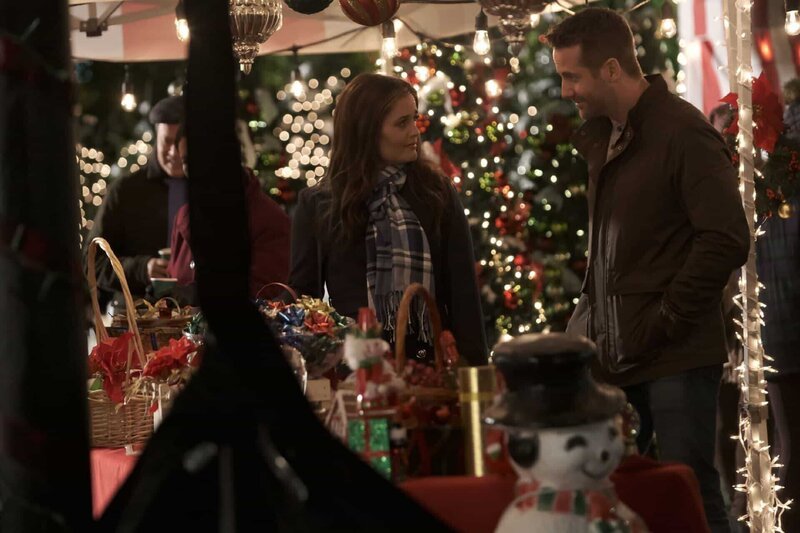 Die Eventplanerin Rachel (Danica McKellar, li.) reist in ihre Heimat, Tennessee, um eine bombastische Weihnachtsfeier in Dollywood zu organisieren. Dort angekommen trifft sie auf den Leiter des Themenparks, Luke (Niall Matter, re.), der sich erst noch davon überzeugen lassen muss Hilfe anzunehmen. Schon bald wird aus den beiden mehr als Geschäftspartner. – Bild: 2019DOLLYWOOD CHRISTMASPRODUCTIONS, LLC All Rights Reserved.