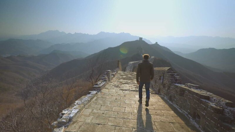 Allan Maca geht entlang der Chinesischen Mauer bei Jinshanling. (National Geographic/​Ben Sherlock) – Bild: Ben Sherlock /​ National Geographic/​Ben Sherlock /​ National Geographic