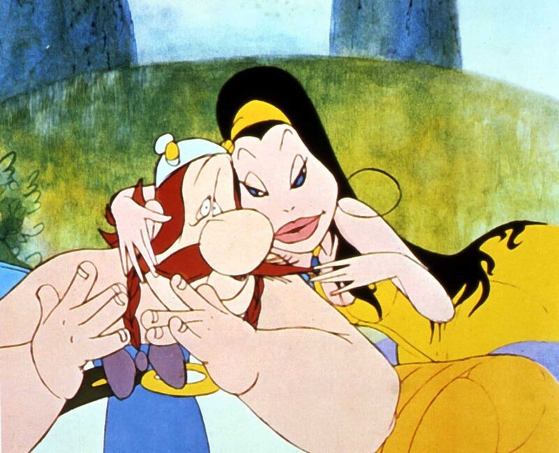 Obelix muss der Verlockung der schönen Priesterin widerstehen, dann hat auch er diese Aufgabe gemeistert. – Bild: RTL