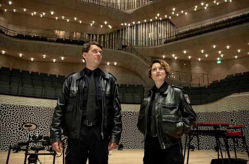 Daniel Schirmer (Sven Fricke, l.) und Nina Sieveking (Wanda Perdelwitz, r.) sind sichtlich beeindruckt vom großen Saal der Elbphilharmonie. – Bild: ARD/​Thorsten Jander