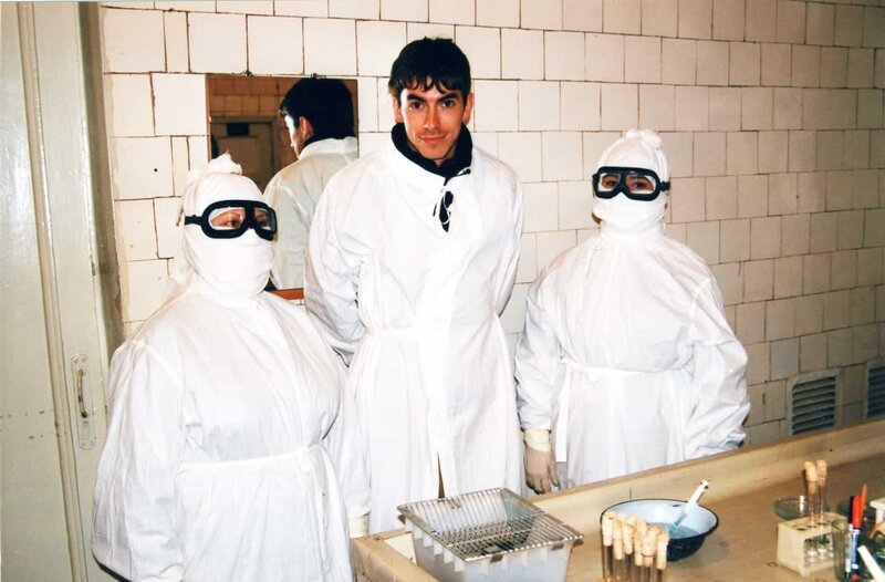 Picture Shows_Simon Reeve with two researchers in a Soviet biological weapons laboratory near Almaty, the capital of Kazakhstan – From ‚Meet the Stans‘, first broadcast in 2003. – Bild: Production/​The Garden /​ BBC/​The Garden Productions /​ BBC/​The Garden Productions /​ © BBC/​The Garden Productions 2021