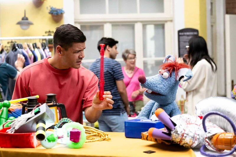 Simón (Simón Albers) will mehr Platz in der Wohnung und hat deshalb gemeinsam mit Woozle einen Stand auf dem Hof-Flohmarkt aufgebaut. – Bild: SUPER RTL /​ Annette Etges /​ Der Flohmarkt