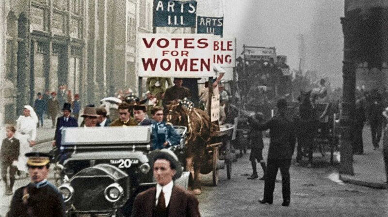 Studenten setzen sich für das Wahlrecht der Frauen ein, Sydney, 1913. Australien in Farbe. – Bild: phoenix/​ZDF/​SBS