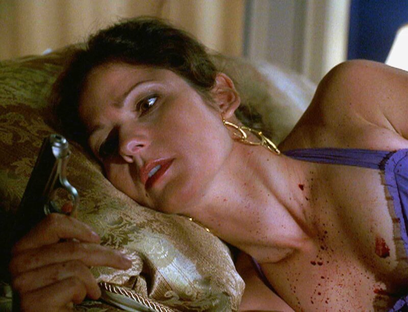 Nach einer durchzechten Nacht wacht Jordan (Jill Hennessy) in einem Hotelzimmer auf: Sie ist voller Blut und hält in der Hand einen Revolver. Was ist passiert? – Bild: RTL /​ NBC Universal.