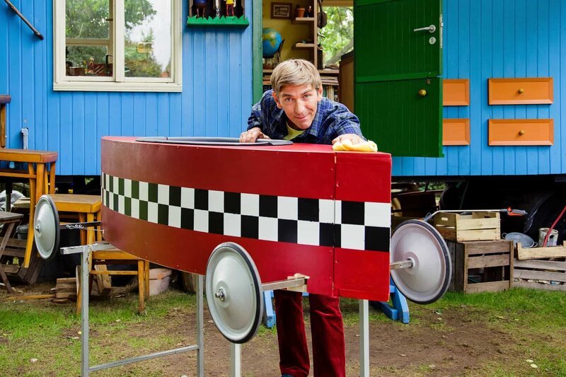 Ein Prachtstück, diese selbstgebaute Seifenkiste. Fritz (Guido Hammesfahr) will im Rennen zeigen, was er damit noch drauf. – Bild: ZDF/​Andrea Hansen