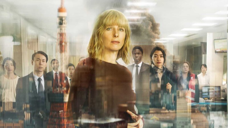 Alexandras (Karin Viard, M.) Leben und das ihrer Mitarbeiter Amani (Stéphane Bak, 4.v.r.) und Kimiko (Yumi Narita, 3.v.r.) wird erschüttert. – Bild: ZDF und Alexis Kavyrchine./Alexis Kavyrchine Alexandras (Karin Viard, M.) Leben und das ihrer Mitarbeiter Amani (Stéphane Bak, 4.v.r.) und Kimiko (Yumi Narita, 3.v.r.) wird erschüttert. – Bild: ZDF und Alexis Kavyrchine./Alexis Kavyrchine