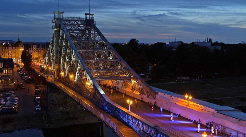 Blaues Wunder in Dresden: In der Abenddämmerung läuft es sich über die Loschwitzer Brücke am schönsten. – Bild: phoenix/​ZDF/​Daniel Zenziper