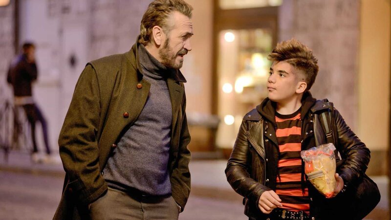 ON the left: Marco Giallini as Vicequestore Rocco Schiavone. – Bild: ORF/​Beta Film/​Daniele Mantione