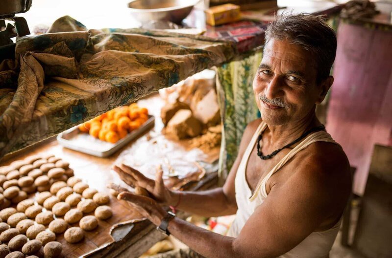 Die lokale Spezialität Peda, eine Süßigkeit aus Milch, Zucker und Zimt, wird am Straßenrand von Kohalpur verkauft. – Bild: phoenix/​Hans Jacobi