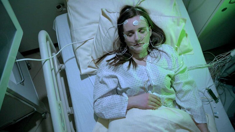 Patientin – Schlaflabor Döbling – zeigt ein Bild einer Patientin im Schlaflabor. – Bild: ORF/​Red Monster Film