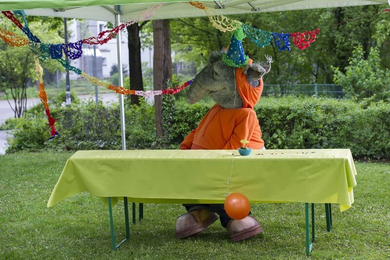 Ein Geräusch! Ob die Geburtstagsgäste etwa doch noch kommen? – Bild: KiKA/​MingaMedia/​Ron Bergmann