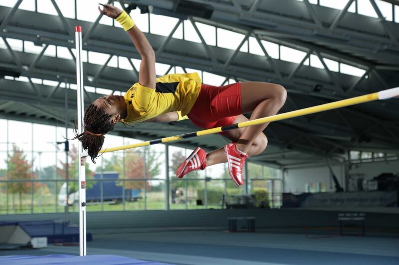 ESSEX, U.K. – The high jumper demonstrates how to Frosby Flop. She arches her back and gets her center of gravity high enough to clear the bar. â€¨â€¨(photo credit: National Geographic Channels/​Nick Marwick) – Bild: National Geographic Channels