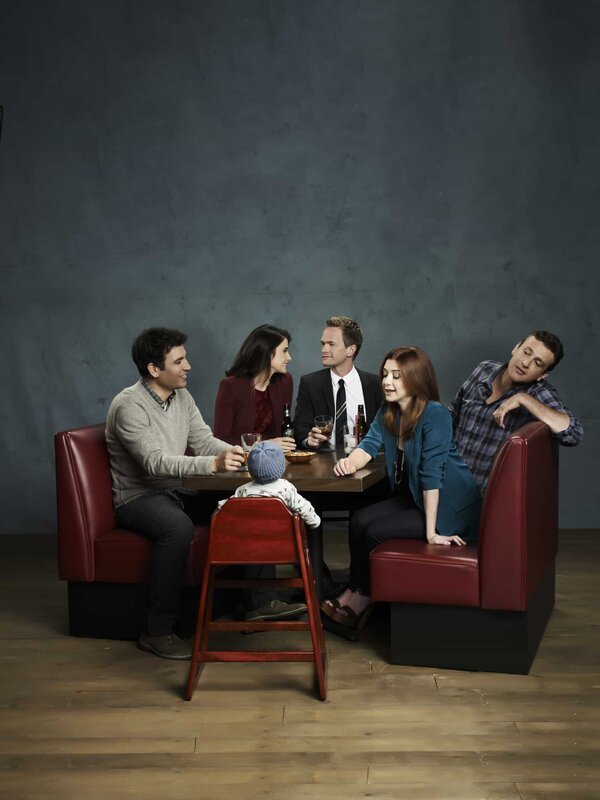 (8. Staffel) – Rückblick in die wilden Jahre von Ted (Josh Radnor, l.), Marshall (Jason Segel, r.), Barney (Neil Patrick Harris, M.), Lily (Alyson Hannigan, 2.v.r.) und Robin (Cobie Smulders, 2.v.l.) … – Bild: 20th Century Fox International Television Lizenzbild frei