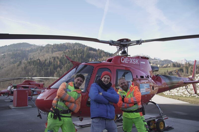 In den Bergen transportiert Julian (Mitte), Tom und Michi Schneekanonen auf eine Skipiste. – Bild: BR/​megaherz gmbh