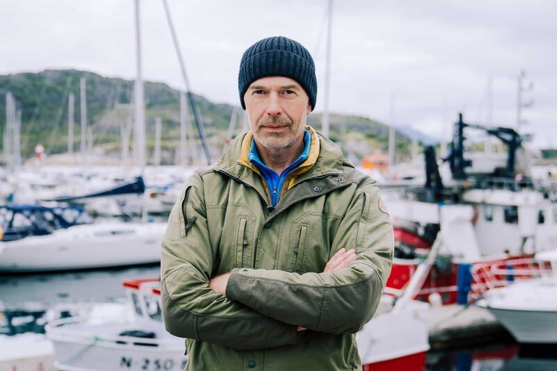 Auf dem Weg zu einer der gefährlichsten Gezeitenströmungen der Welt: Dirk Steffens am Hafen von Bodř in Norwegen. – Bild: ZDF und Oliver Roetz./​Oliver Roetz