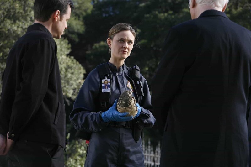 BONES: When Brennan (Emily Deschanel, C) is called to identify upended remains in a historic church cemetery, she discovers the skull of a man who was recently buried turning the cemetery into a crime scene in the BONES episode „Priest in the Churchyard“ airing Wednesday, March 28 (8:00–9:00 PM ET/​PT) on FOX. Also pictured: David Burke (L) and George Coe (R). ©2007 Fox Broadcasting Co. Cr: Isabella Vosmikova/​FOX887 – Bild: 2006–2007 Fox and its related entities. All rights reserved. /​ Isabella Vosmikova Lizenzbild frei