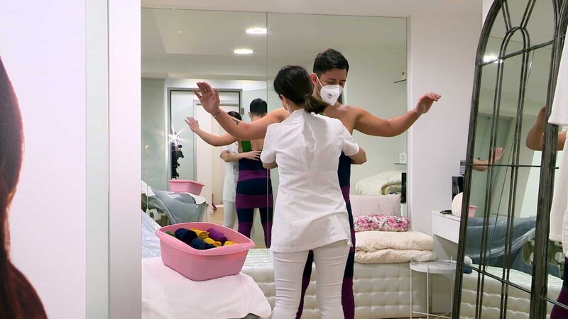Wrap & Roll Body Styling. – Bild: ORF/​Bernhard Werany