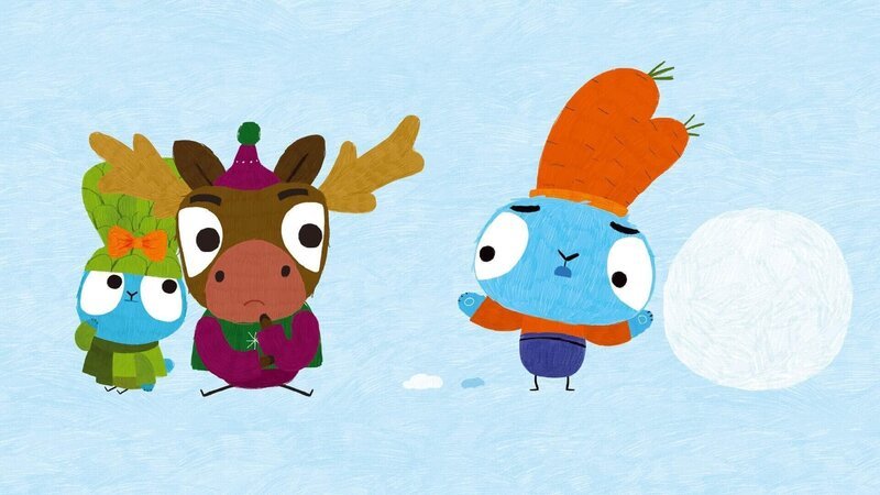 Bop (re.) und Boo (li.) treffen ihren alten Elchfreund Dwayne (mi.). Sie machen zusammen einen riesengroßen Schneeball …den sie am Ende aber gar nicht mehr bewegen können. Also erfindet Bop kurzerhand das „Schneebowling“ – und die drei haben riesigen Spaß bei diesem witzigen Spiel im Schnee! – Bild: 2020 publishing house Glowberry Books LLC.
