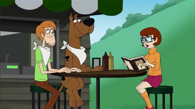 L-R: Shaggy Rogers (Matthew Lillard), Scooby-Doo (Frank Welker), elma Dinkley (Kate Micucci) – Bild: Boomerang (DE) /​ Warner Bros. Entertainment Inc.