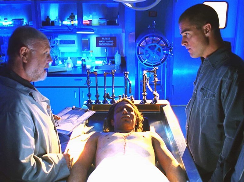 Damit hat Nick (George Eads) nicht gerechnet. Dr. Robbins (Robert David Hall, l.) findet keine Beweise, die auf einen Mord hindeuten. – Bild: VOX