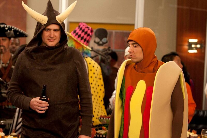 Es ist Halloween, und Ted (Josh Radnor, r.) unterrichtet in einem Hot-Dog-Outfit. Nach dem Unterricht laden ihn seine Studenten zu einer Party ein, doch Ted ist schon auf der Büro-Feier von Marshall (Jason Segel, l.) und Barney eingeladen … – Bild: Matt Kennedy