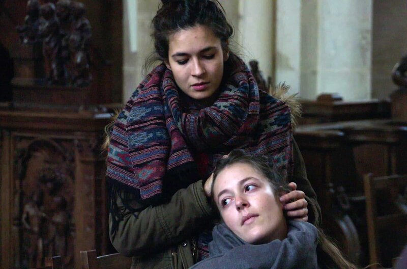 Abschied vom Jungmädchendasein – Bild: Alta Rocca Films /​ Auch zwischen Maïa (Maïa Dennehy, vo.) und Manon (Manon Petitpretz, hi.) macht sich Melancholie breit …