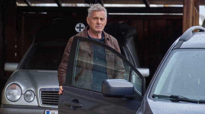 Karl (Hans Uwe Bauer) sucht nach dem Auto, mit dem sein Sohn zu Tode gefahren wurde. – Bild: Barry Films/​Mona Film/​Stefanie Leo