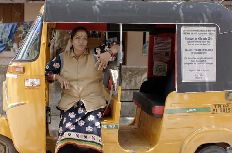 Raji ist eine von wenigen indischen Rikscha-Fahrerinnen. Seit sieben Jahren ist die 52-Jährige in Chennai im Geschäft. – Bild: NDR /​ © Sahadev Kelvadi /​ © Sahadev Kelvadi