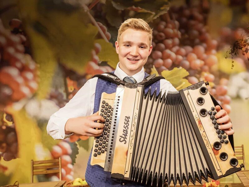 Zu Gast in der Sendung ist auch der Sieger des „Steirischen Harmonikawettbewerbs 2022“ Leon Pühringer aus St. Nikolai im Sausal. – Bild: ORF/​Regine Schoettl