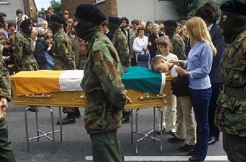 Die 11-jährige Bernadette bei der Beerdigung ihres Vaters Joe McDonnell, dem fünften toten Hungerstreikenden, Belfast, Juli 1981 – Bild: Homer Sykes /​ Die 11-jährige Bernadette bei der Beerdigung ihres Vaters Joe McDonnell, dem fünften toten Hungerstreikenden, Belfast, Juli 1981