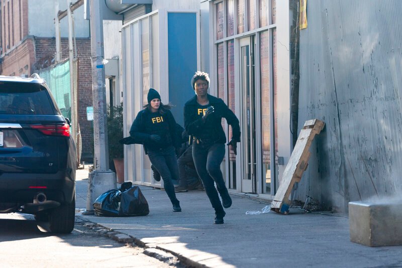 (L-R): Missy Peregrym as Special Agent Maggie Bell and Katherine Renee Kane as Special Agent Tiffany Wallace. Photo: Bennett Raglin/​CBS – Bild: 2023 CBS Broadcasting Inc. All Rights Reserved.