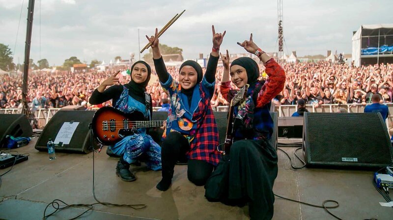 Sie sind muslimisch, weiblich und verdammt laut: Sie sind „Voice of Baceprot“! Heavy Metal vom Feinsten. Aus einem kleinen Dorf in Indonesien. Firda, Widi und Siti hatten es schon als Teenager satt, brave, unmündige und stimmlose Mädchen zu sein. – Bild: NDR