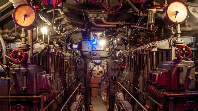 Maschinenraum eines U-Bootes. – Bild: ZDF und Harald J.Braun./​Harald J.Braun