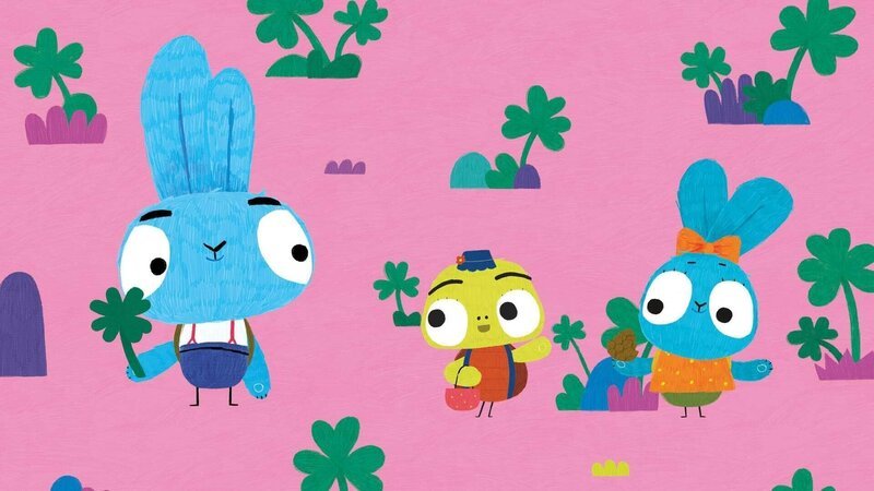 Bop (li.) und Boo (re.) lernen in den Bergen die Schildkröte Shelly (mi.) kennen, die mit ihrer Oma gleich nebenan ein Lager aufgeschlagen hat. Shelly hat von ihrer Oma eine Liste für eine Schnitzeljagd bekommen, die sie abarbeiten soll, während Oma die Sachen für die Weiterreise zusammenpackt. Bop und Boo wollen Shelly beim Suchen helfen. – Bild: 2020 publishing house Glowberry Books LLC.