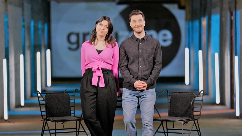 Die Hosts Yasmin Polat und Tarkan Bagci sehen das Thema Atomkraft in der Grauzone. – Bild: ZDF und banijay./​banijay