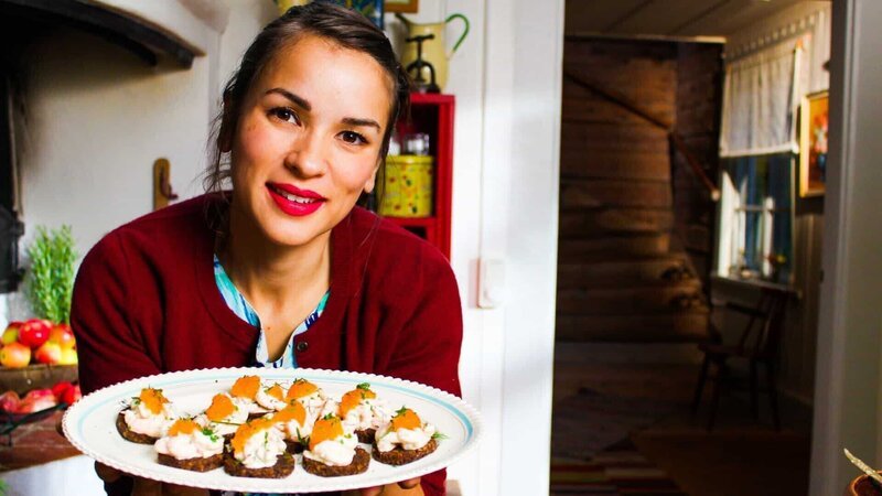 Rachel Khoo in ihrer Hütte auf dem Land, wo sie ihre eigenen Versionen der klassischen schwedischen Gerichte kocht. – Bild: TVNOW