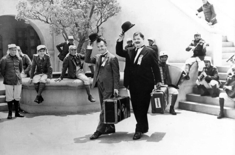 Stan (Stan Laurel, li.) und Ollie (Oliver Hardy, re.) begreifen den Ernst ihrer Lage überhaupt nicht: Statt zu fliehen, bieten sie noch fröhlich eine Gesangs- und Tanzeinlage dar. – Bild: Club Laurel et Hardy /​ Stan (Stan Laurel, li.) und Ollie (Oliver Hardy, re.) begreifen den Ernst ihrer Lage überhaupt nicht: Statt zu fliehen, bieten sie noch fröhlich eine Gesangs- und Tanzeinlage dar.