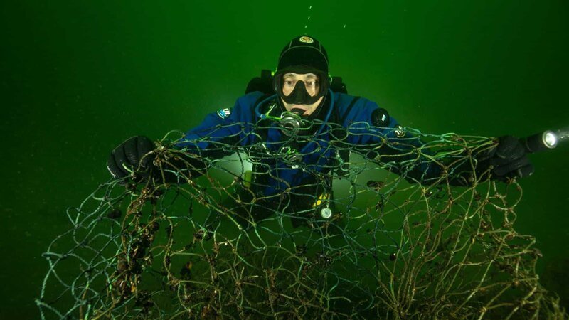 Uli Kunz hilft Umweltschützern dabei, Geisternetze aus der Ostsee zu bergen. Die zum Teil Tonnen schweren Netze können zur tödlichen Falle für Fische, Seevögel und andere Organismen werden. – Bild: ZDF und christian howe./​christian howe