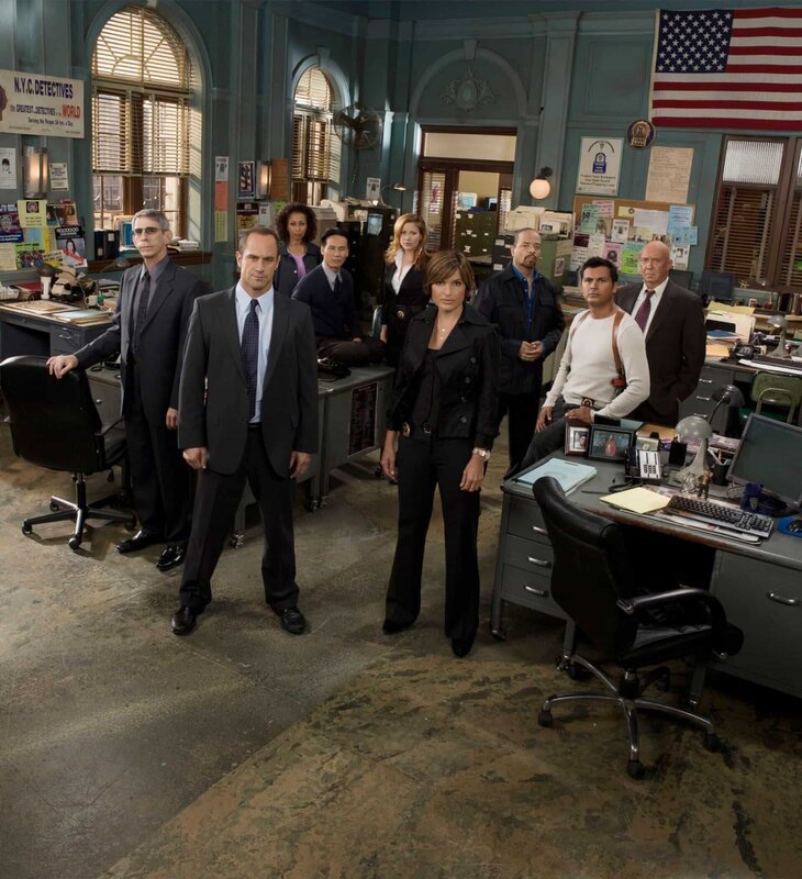 LAW & ORDER: SPECIAL VICTIMS UNIT -- Pictured: (front row: l-r) Richard Belzer as Det. Johon Munch, Christopher Meloni as Det. Elliot Stabler, Mariska Hargitay as Det. Olivia Benson, Adam Beach as Det. Chester Lake (back row: l-r) Tamara Tunie as Dr. Melinda Warner, B.D. Wong as Dr. George Huang Diane Neal as A.D.A. Casy Novak, Ice-T as Det. Odafin „Fin“ Tutuola, Dann Florek as Capt. Donald Cragen -- NBC Photo: Mitchell Haaseth – Bild: 2007 Universal Network Television ©Universal Channel Photocredit Mandatory, Editorial Use Only, No Archive, No Resale /​ Mitchell Haaseth