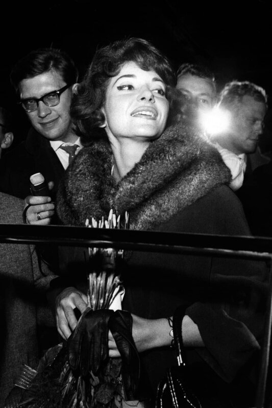 Zu Beginn des Jahres 1964 erlebt die Musikwelt etwas völlig Unerwartetes: Maria Callas kehrt als Primadonna auf die Opernbühne zurück. Ihre Tosca am Royal Opera House in Covent Garden wird zu einer Sensation – Bild: Ullstein /​ Zu Beginn des Jahres 1964 erlebt die Musikwelt etwas völlig Unerwartetes: Maria Callas kehrt als Primadonna auf die Opernbühne zurück. Ihre Tosca am Royal Opera House in Covent Garden wird zu einer Sensation/​ullstein bild