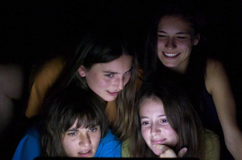 Abschied vom Jungmädchendasein – Bild: Alta Rocca Films /​ Auf dem Land haben Maïa (Maïa Dennehy, vo.re.) und ihre Freundinnen (Manon Petitpretz, hi.re., Anaëlle Houdart, hi.li., Clara Petazzoni, vo.li.) zunächst eine Menge Spaß.