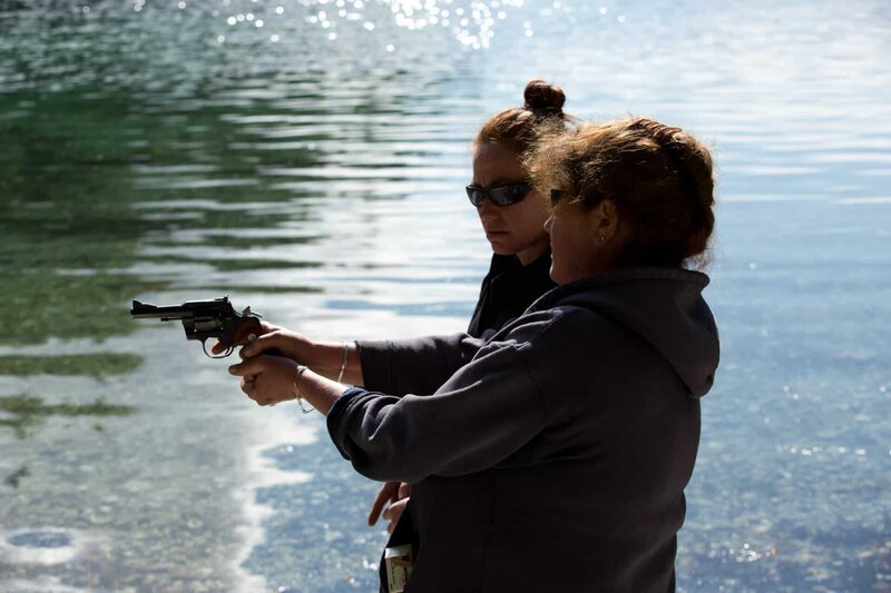 PORT PROTECTION, ALASKA- Mary Miller teaches Amanda Makar how to shoot a gun. (Photo Credit: National Geographic Channels/​Corey Cooper) – Bild: Copyright © The National Geographic Channel.