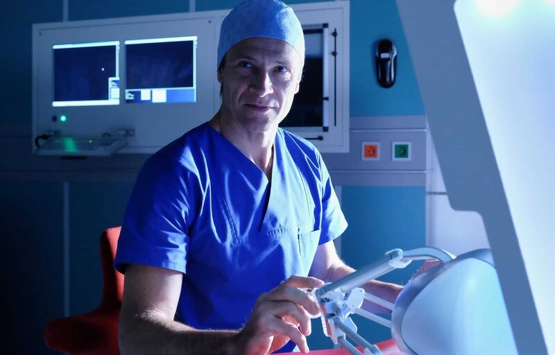 Dr. Martin Stein (Bernhard Bettermann) hat sich auf die Arbeit mit einem OP-Roboter spezialisieren lassen. Nun ist dieser angeschafft und Martin beginnt enthusiastisch das Training. – Bild: MDR /​ Sebastian Kiss Lizenzbild frei