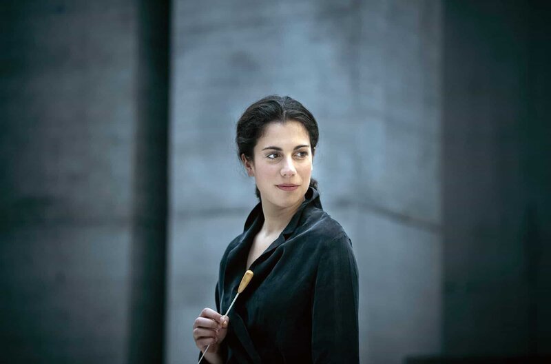 Marie Jacquot, designierte Chefdirigentin des Königlichen Dänischen Theaters Kopenhagen, ist eine der charismatischsten Frauen mit Taktstock. – Bild: HR/​Christian Jungwirth /​ Marie Jacquot, designierte Chefdirigentin des Königlichen Dänischen Theaters Kopenhagen, ist eine der charismatischsten Frauen mit Taktstock.