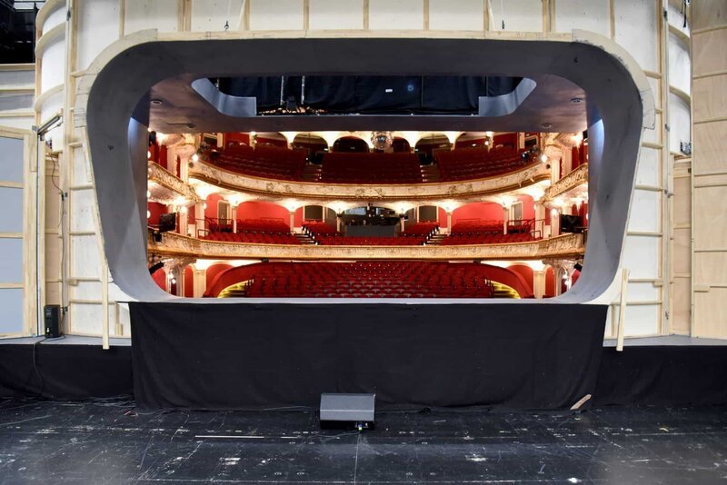 Blick von hinter der Bühne in den Publikumssaal des Wiener Volkstheaters. – Bild: ORF/​Produktion West