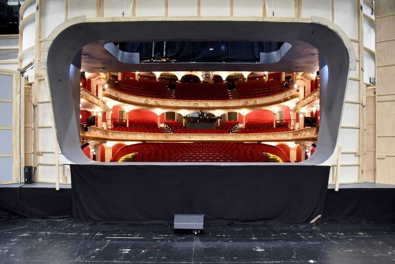 Blick von hinter der Bühne in den Publikumssaal des Wiener Volkstheaters. – Bild: ORF/Produktion West Blick von hinter der Bühne in den Publikumssaal des Wiener Volkstheaters. – Bild: ORF/Produktion West