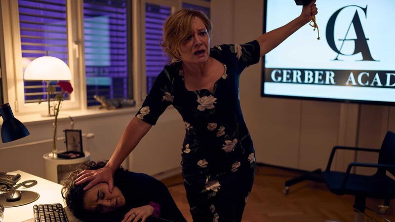 Ilona Gerber (Marion Mitterhammer, r.) kann gerade noch davon abgehalten werden, Dilara Yildiz (Mariam Hage, l.) zu erschlagen. – Bild: ZDF und Markus Kloiber./​Markus Kloiber