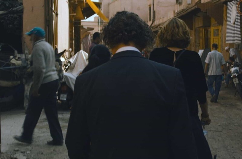 Martin Suter in den Straßen von Marrakesch – Bild: Andi Widmer/​Filmgerberei und Florianfilm /​ Martin Suter in den Straßen von Marrakesch