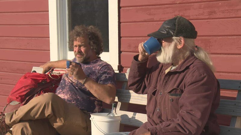 Mark and Tim drinking at Kennecott. – Bild: Discovery Channel /​ Discovery Communications