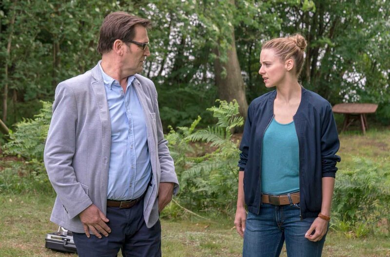 Lars (Ingo Naujoks) und Nina (Julia Schaäfle) besprechen sich zum aktuellen Fall. – Bild: ARD/​BR/​Georges Pauly/​Georges Pauly